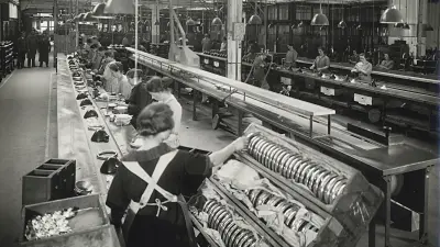 Scheinwerferproduktion bei Bosch nach der Umstellung auf Fließfertigung (1926).