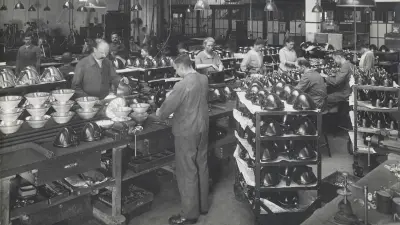 Scheinwerferproduktion bei Bosch vor Umstellung auf Fließfertigung (1925).