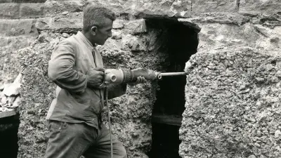 Ein Bosch-Bohrhammer im Einsatz (1936)