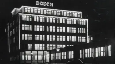 Die nächtlich beleuchtete Bosch-Zentrale in der Stuttgarter Breitscheidstraße (1951). Hier verhandelten Bosch-Manager und Alliierte Vertreter im Dekartellierungsverfahren hart um die Zukunft des Unternehmens.