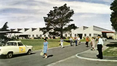 Ab den 1950er Jahren baute Bosch Fertigungen in aller Welt auf. Der Bosch-Standort in Clayton bei Melbourne versorgte die australische Autoindustrie mit Kraftfahrzeugelektrik wie Zündsystemen, Scheibenwischanlagen, Hörnern, Generatoren, Startern und Beleuchtung. (1960)