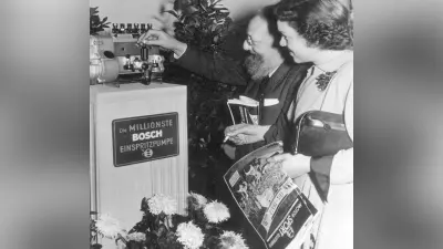 Feierlich präsentiert Bosch die einmillionste Dieseleinspritzpumpe im Foyer des Feuerbacher Werks (1950). Hier hatte 1927 auch die Fertigung der des Erfolgsprodukts begonnen.