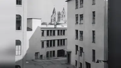 Ein Jahr nach Kriegsende wurde der Aufbau der meisten zerstörten Fabrikanlagen in Stuttgart wieder deutlich sichtbar. (1946)