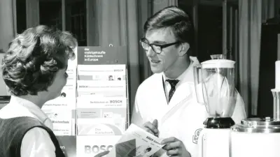 Verkaufsszene mit Küchenmaschine aus dem Stuttgarter Verkaufshaus (1962)