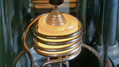 Die Basis für die ersten Elektronik-Bauteile von Bosch waren anfangs Kristalle aus Germanium, später aus Silizium. Im Bild die Herstellung eines Germaniumkristalls. (1961)