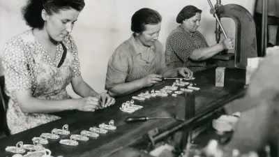 Etwas ganz Neues waren die 1949 eingeführten Blinkleuchten, die hier produziert werden. Sie ersetzten bei Autos die seit 1927 bei Bosch gefertigten Winker zur Richtungsanzeige. (1950)