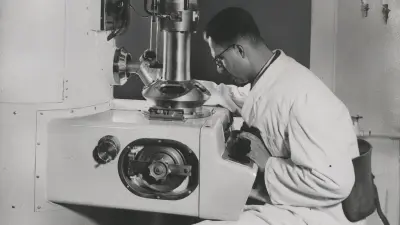 Nach Kriegsende besann sich Bosch auf eine alte Stärke: Forschung und Entwicklung, und die Produktinnovationen, die daraus hervorgehen. Für die eigene Materialforschung entwickelten Bosch-Forscher ab 1948 ein Elektronenmikroskop. (1950)