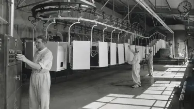Schon 1933 hatte Bosch den ersten Kühlschrank auf den Markt gebracht, doch erschwinglich wurden Kühlgeräte erst mit den Zeit und Geld sparenden Massenproduktionsmethoden der Nachkriegszeit. (1958)
