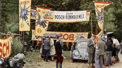Zum Aufbau des Geschäftes in den 1950er Jahren gehörte für Bosch auch der Rennsport – den „Renndienst“ für Wartungsarbeiten und Ersatzteiletausch gab es schon 1937. Der erfolgreiche Einsatz von Bosch-Technik unter härtesten Bedingungen war eine gute Werbung für Zuverlässigkeit und Langlebigkeit.