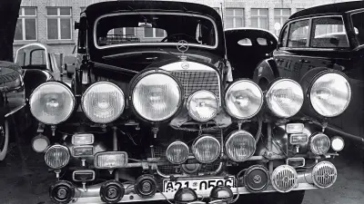 Das Bosch-Forschungsfahrzeug im Hof des Stuttgarter Fuhrparks ist mit unzähligen Varianten von Scheinwerfern und Hörnern für den Einsatz in aller Welt bestückt. Zweck war die Praxiserprobung im Straßenverkehr. (1954)