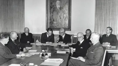 Robert Bosch verfügte in seinem Testament, vier Jahre vor seinem Tod 1942 verfasst, dass das Unternehmen sich „kraftvoll“ weiterentwickeln solle. Er legte sich aber auf keinen Weg fest, sondern gab Eckpunkte vor, anhand derer die Testamentsvollstrecker, das Unternehmen zunächst führten (1954)