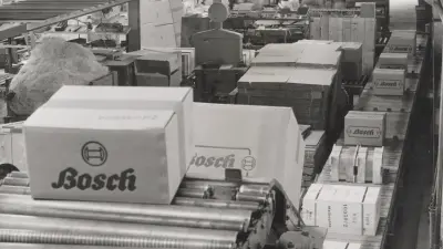 In den 1950er Jahren wurde noch hauptsächlich in Deutschland gefertigt. Für den Export in alle Welt war eine ausgeklügelte Transportlogistik nötig. Diese Paketförderanlage zeigt den damals neuesten Stand der Technik. (1951)