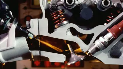 Cross-section of the combustion chamber in a gasoline engine with Motronic electronic engine management. The new system combined electronic ignition with injection, thus making it possible to optimize how the engine runs.