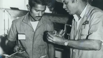 Associate briefing at the Bosch location in Nasik, India (1973). Bosch has been manufacturing diesel injection technology here since the early 1970s.