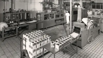 The subsidiary Höfliger & Karg, part of the Packaging Technology division, developed this machine, which was capable of manufacturing 1,400 coffee-cream single-portion pots per minute. (1982)