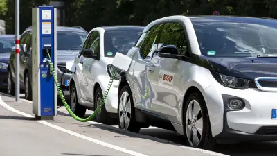 Bosch entwickelt Software, um Autofahrern das Laden ihre E-Autos zu erleichtern und Zugang zu einem der europaweit größten Ladenetzwerke gewähren.