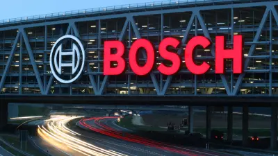 Weithin erkennbar auf der viel befahrenen Autobahn von Stuttgart nach München nahe dem Stuttgarter Flughafen: Der nächtlich beleuchtete Bosch-Schriftzug mit der Bildmarke. Jeder Buchstabe ist acht Meter hoch.