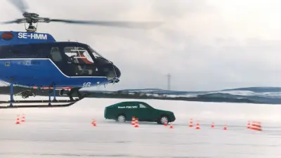 Erprobung des ESP in Nordschweden (1995). Aus dem Hubschrauber wird das Testfahrzeug für eine Fernsehsendung gefilmt.