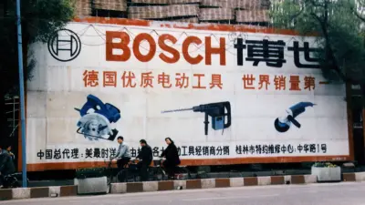 Werbung für professionelle Elektrowerkzeuge für die Bauwirtschaft auf einer Plakatwand im Straßenbild von Shanghai. (1996)