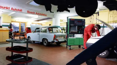IFA Trabant 601 in der Werkstatt des Brandenburger Bosch Car Service (1992). Der Trabant war der Standard-Pkw im sozialistischen Ostdeutschland bis 1989, und daher musste die Bosch Prüftechnik auf diesen weit verbreiteten Fahrzeugtyp abgestimmt sein.
