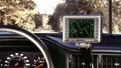 Nach etwa einem Jahrzehnt Entwicklungsarbeit kam das erste Bosch Navigationssystem TravelPilot 1989 auf den Markt. 1995 kam die Routenführung mit Sprachausgabe hinzu.