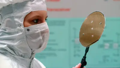 Sichtkontrolle eines 6-Zoll-Wafers im Werk Reutlingen (1999). Aus einem Wafer können heute viele Tausend Mikrochips für Integrierte Schaltungen oder mikromechanische Sensoren gewonnen werden.