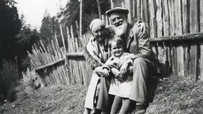 Das Ehepaar Bosch mit Sohn vor einem Zaun