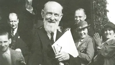 Winkender Robert Bosch in Menschenmenge