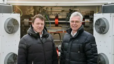 Mathias Kurras from Maximator Hydrogen and Helmut Kern from Bosch Rexroth standing in front of their hydrogen technology.