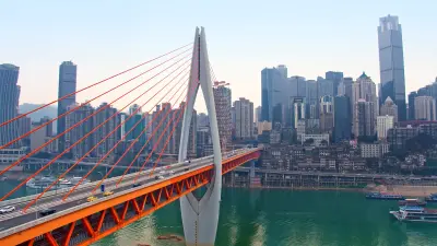 Stadtpanorama mit der Chongqing-Brücke im Vordergrund.