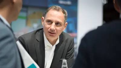 Jörd Dederichs in einer Gesprächssituation