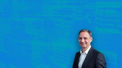 Jörg Dederichs vor blauem Hintergrund