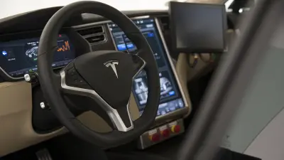 Das Cockpit eines Testfahrzeugs für das automatisierte Fahren mit Monitoren und Schaltern.