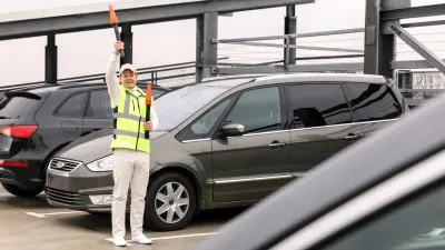 Parkplätze sind vor allen in Wohngebieten und Innenstädten heiß begehrt. Mit Community-based Parking nimmt bosch Ihnen die Suche nach einer Lücke ab.