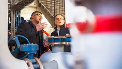 Angelo Paisio shows Alberto Bollea the cooling system in Turin