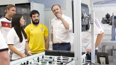Hans Michael Krause discusses with the players the reactions of the AI.