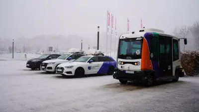 Four demonstrator vehicles from the "KIsSME" funding project in front of the main entrance to the main building of Bosch Research in Renningen.