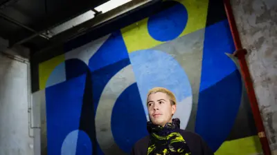 Roberto Rivadeneira in front of his finished artwork at the Kultur-Domizil Monopol, Berlin.