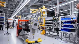 Mario führt vor wie digital seine Werkstatt ist und scannt einen QR-Code.