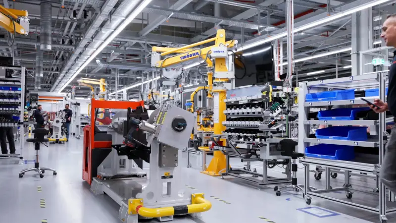 Mario führt vor wie digital seine Werkstatt ist und scannt einen QR-Code.