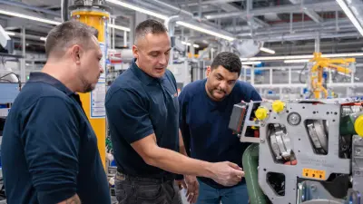 Mario erklärt zwei Kollegen etwas an einem Produkt.