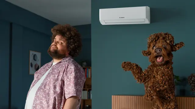 Cool like a Bosch - Mann und Hund genießen kühle Luft aus einer Klimaanlage von Bosch.