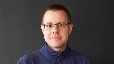 Benjamin Völz lächelt in die Kamera.