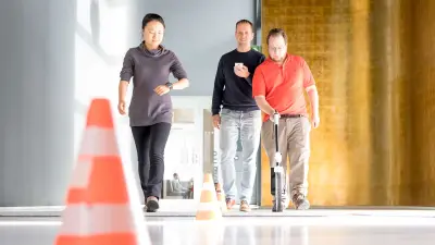 Bosch Mitarbeiter testen das PDR in einem Innenraum.