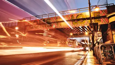 Die Brixton Road bei Nacht. Die Brixton Road ist eine größtenteils zweispurige Straße im Süden von London, wo die EU-weit gültigen Grenzwerte von NO2 regelmäßig überschritten werden.