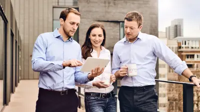 Maria Martínez Prada, Lionel Vançon und Ian Larbey analysieren die ersten Simulationen auf einem Tablet.