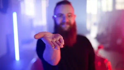 Der Weltmeister im Handy-Rennspiel „Asphalt 9“ Florian Roschu präsentiert auf seiner Fingerspitze einen winzigen Sensor.
