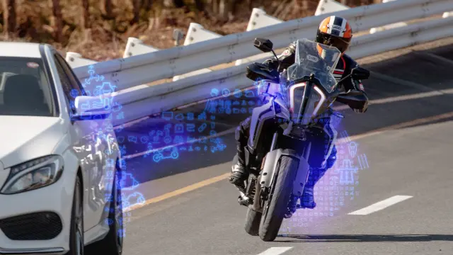 Das Bild zeigt einen Motorradfahrer, der gerade dazu ausholt, an einem PKW vorbeizufahren.