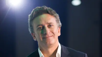 Ein Portraitfoto von Alejandro Agag, Vorsitzender der Formel E Holdings.