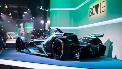 Ein elektrisch angetriebener Rennwagen der Formel E wird auf der Bosch-Connected-World-Konferenz gezeigt.
